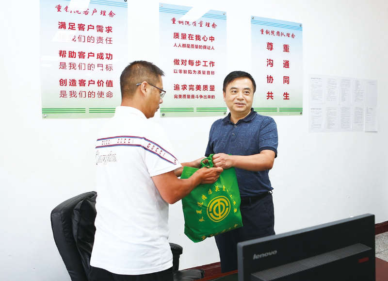 管朝晖慰问老哥俱乐部院职工